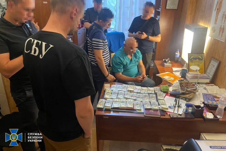 Вимагали гроші за надання безкоштовних послуг: в лікарні Одещини викрито корупційну схему